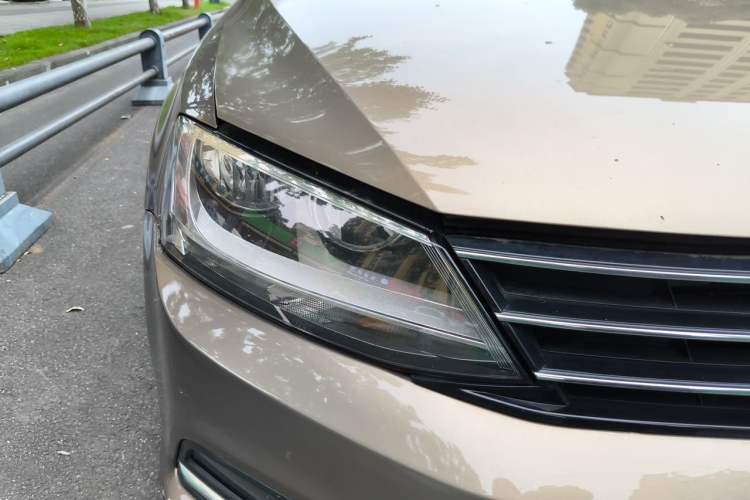 Used Volkswagen Sagitar 2015 1.6L Manual Comfort Model Right Front Headlight