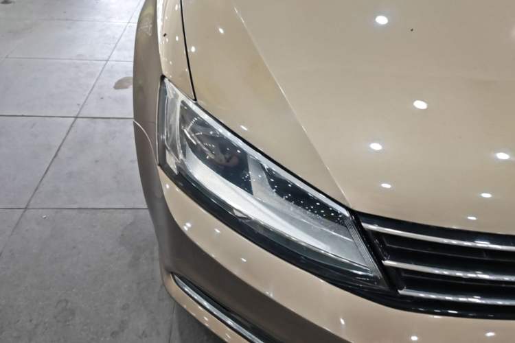 Used Volkswagen Sagitar 2015 1.6L Automatic Fashion Model Right Front Headlight