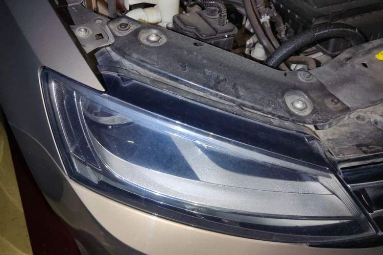 Used Volkswagen Sagitar 2015 230TSI Automatic Comfort Version Right Front Headlight