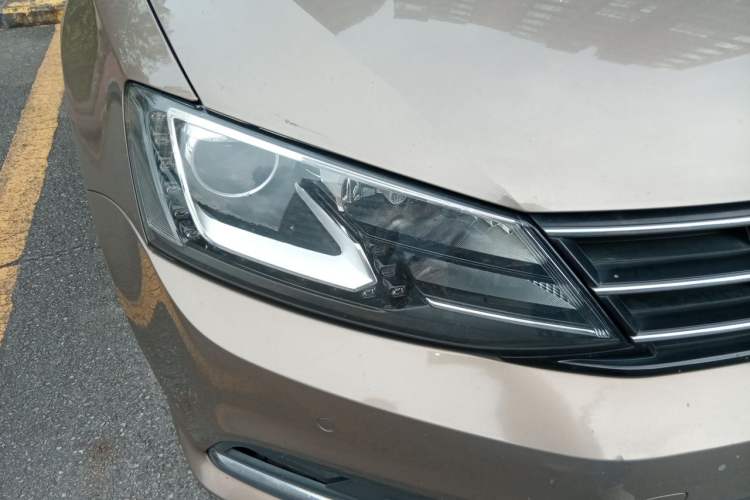 Used Volkswagen Sagitar 2015 230TSI Automatic Luxury Model Right Front Headlight