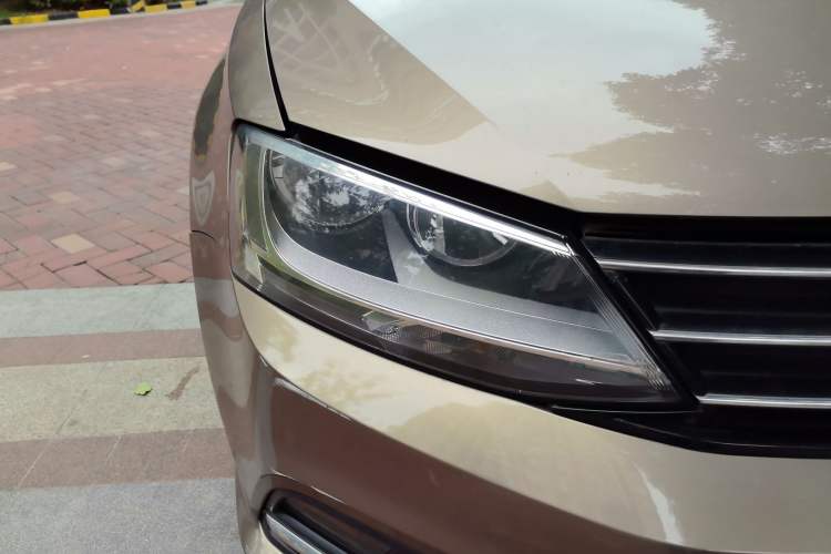Used Volkswagen Sagitar 2015 230TSI Automatic Comfort Version Right Front Headlight