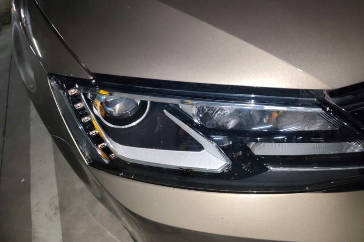 Used Volkswagen Sagitar 2015 230TSI Automatic Comfort Version Right Front Headlight