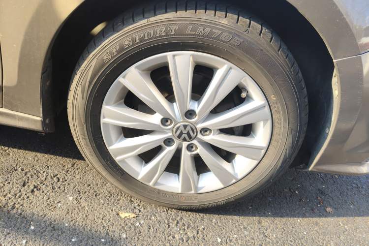 Used Volkswagen Sagitar 2015 1.6L Manual Comfort Model Right Front Wheel Hub