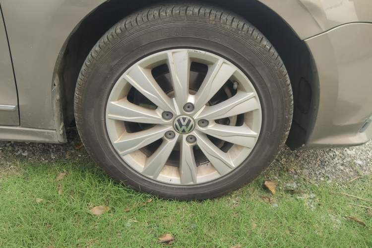 Used Volkswagen Sagitar 2015 1.6L Automatic Comfort Model Right Front Wheel Hub