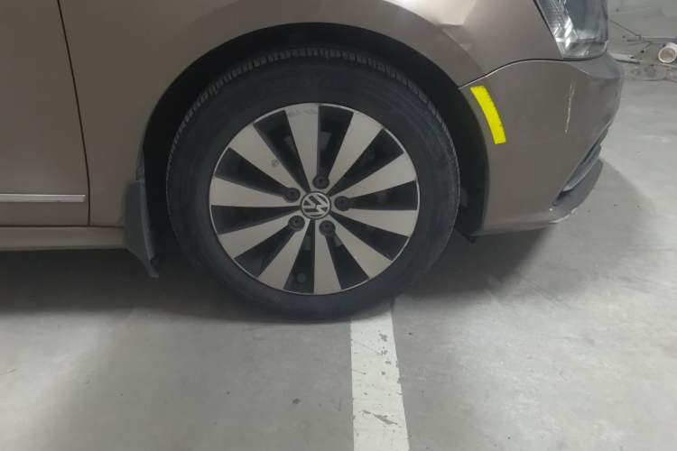 Used Volkswagen Sagitar 2015 230TSI Automatic Luxury Model Right Front Wheel Hub