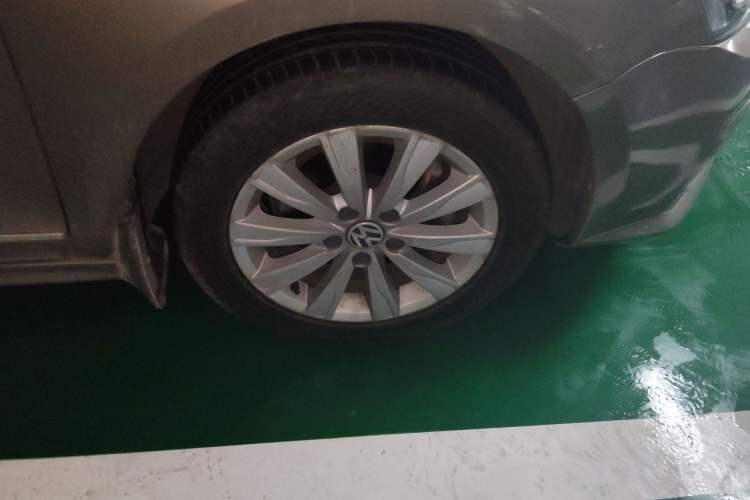 Used Volkswagen Sagitar 2015 230TSI Automatic Comfort Version Right Front Wheel Hub