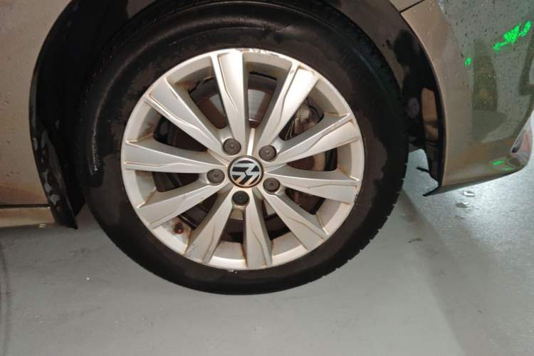 Used Volkswagen Sagitar 2015 230TSI Automatic Comfort Version Right Front Wheel Hub
