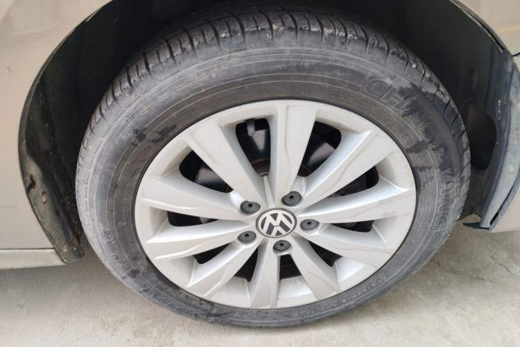Used Volkswagen Sagitar 2015 1.6L Automatic Comfort Model Right Front Wheel Hub