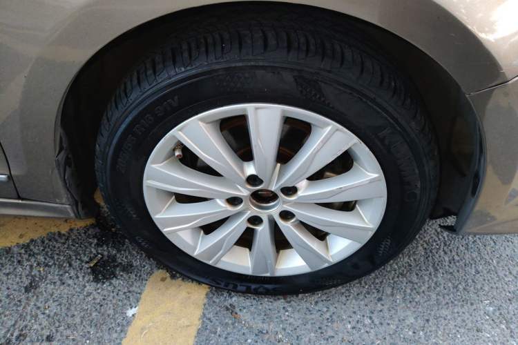 Used Volkswagen Sagitar 2015 1.6L Automatic Comfort Model Right Front Wheel Hub