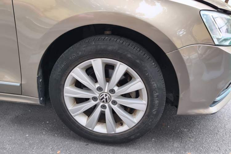 Used Volkswagen Sagitar 2015 1.6L Manual Comfort Model Right Front Wheel Hub