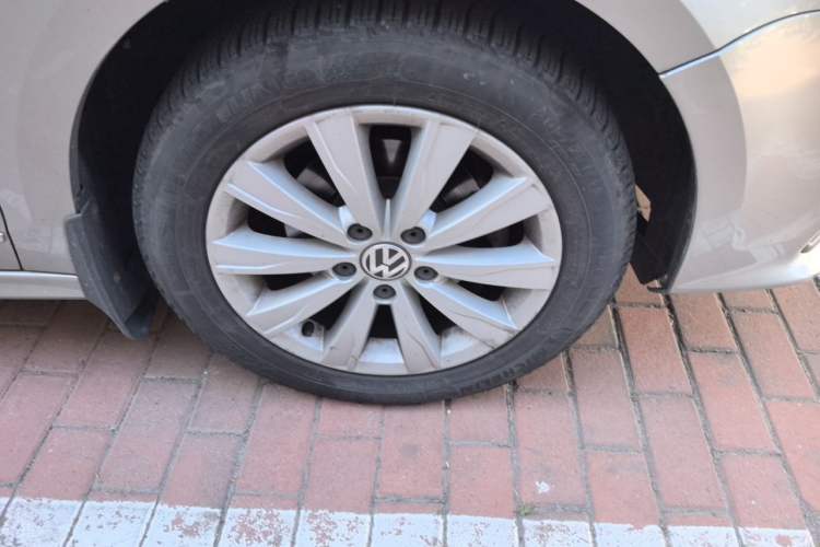 Used Volkswagen Sagitar 2015 1.6L Automatic Comfort Model Right Front Wheel Hub