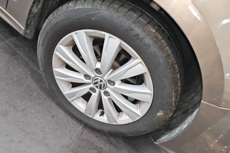 Used Volkswagen Sagitar 2015 1.6L Automatic Fashion Model Right Front Wheel Hub