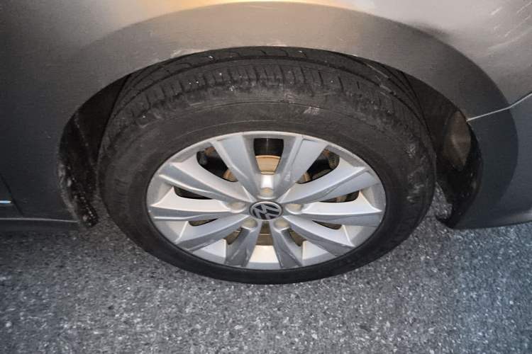 Used Volkswagen Sagitar 2015 1.6L Automatic Comfort Model Right Front Wheel Hub