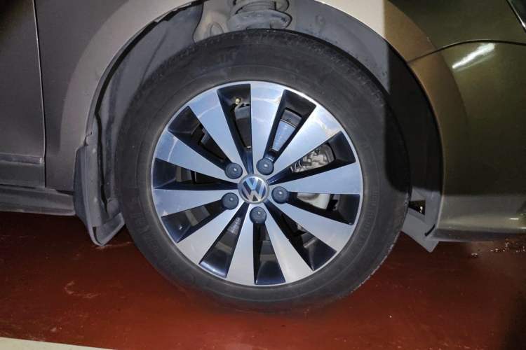 Used Volkswagen Sagitar 2015 230TSI Automatic Comfort Version Right Front Wheel Hub