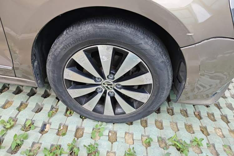 Used Volkswagen Sagitar 2015 230TSI Automatic Luxury Model Right Front Wheel Hub