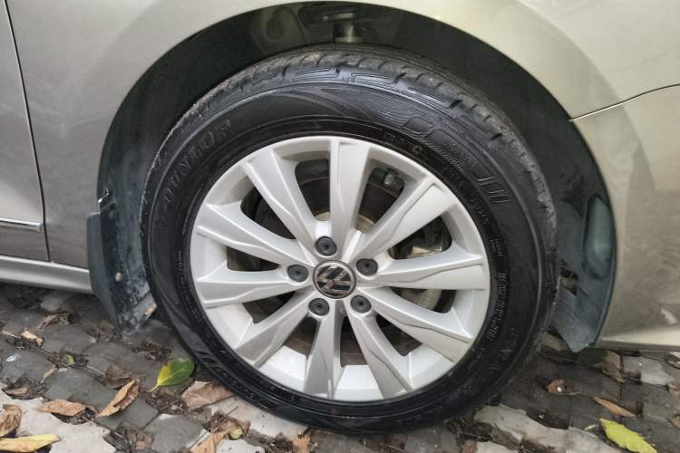 Used Volkswagen Sagitar 2015 1.6L Automatic Comfort Model Right Front Wheel Hub