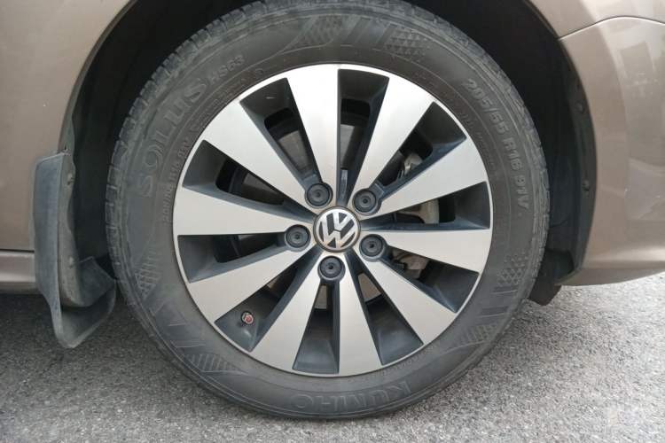 Used Volkswagen Sagitar 2015 230TSI Automatic Luxury Model Right Front Wheel Hub