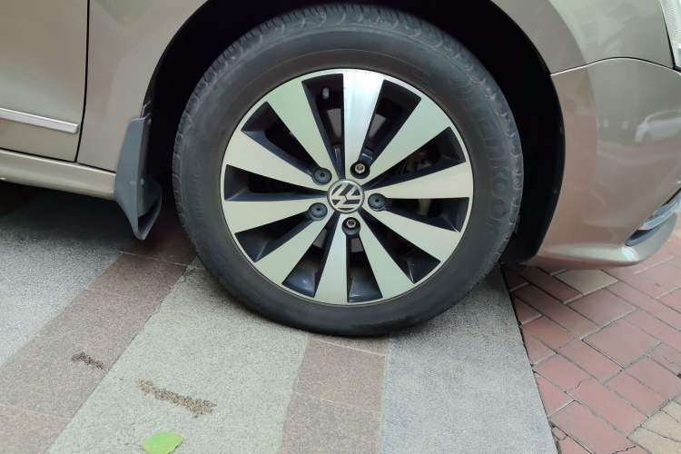 Used Volkswagen Sagitar 2015 230TSI Automatic Comfort Version Right Front Wheel Hub