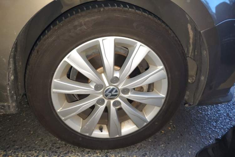 Used Volkswagen Sagitar 2015 1.6L Automatic Comfort Model Right Front Wheel Hub