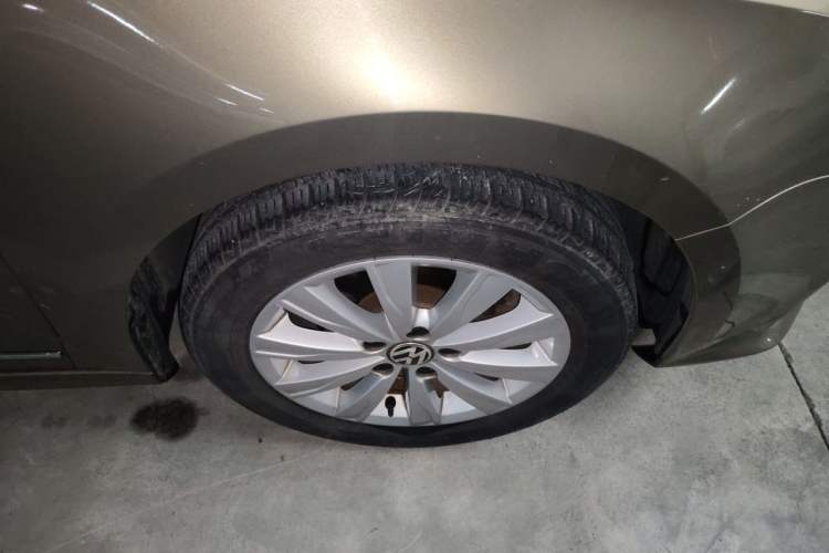 Used Volkswagen Sagitar 2015 230TSI Automatic Comfort Version Right Front Wheel Hub