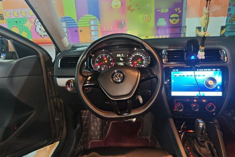 Used Volkswagen Sagitar 2015 230TSI Automatic Comfort Version Steering Wheel