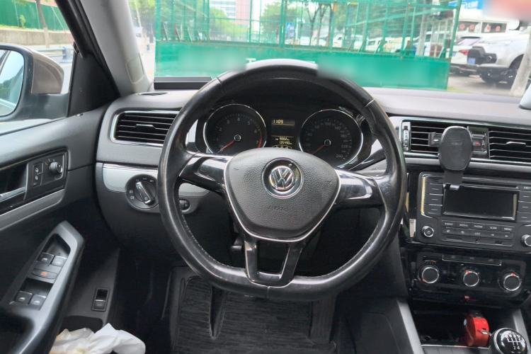 Used Volkswagen Sagitar 2015 1.6L Manual Comfort Model Steering Wheel