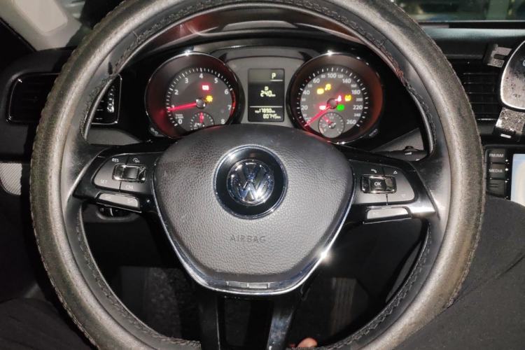 Used Volkswagen Sagitar 2015 230TSI Automatic Comfort Version Steering Wheel