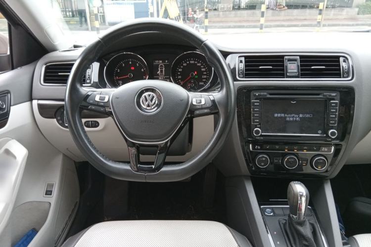 Used Volkswagen Sagitar 2015 230TSI Automatic Luxury Model Steering Wheel
