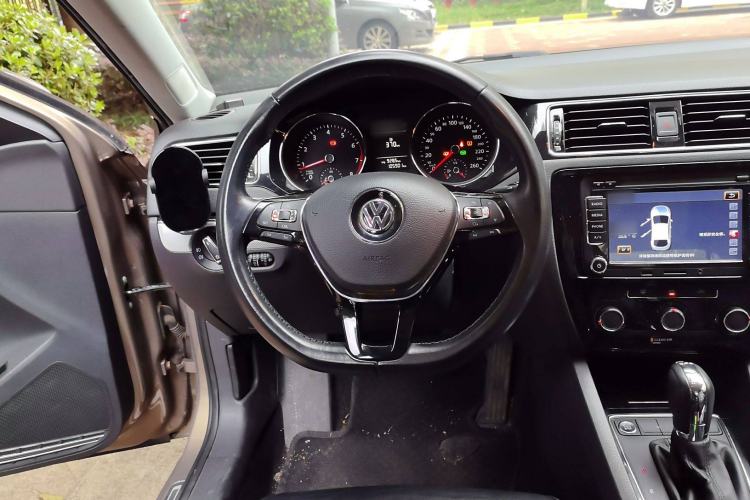 Used Volkswagen Sagitar 2015 230TSI Automatic Comfort Version Steering Wheel