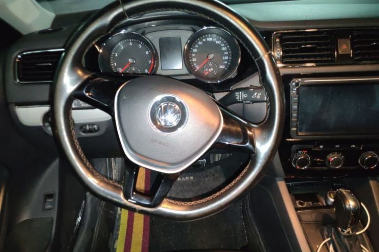 Used Volkswagen Sagitar 2015 230TSI Automatic Comfort Version Steering Wheel