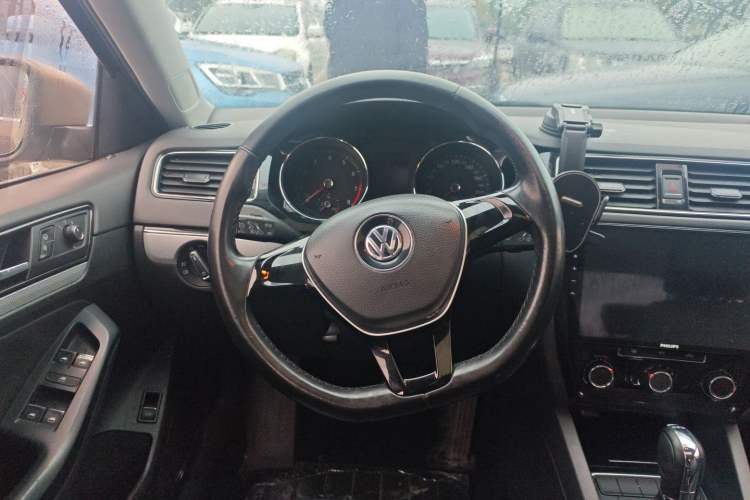 Used Volkswagen Sagitar 2015 230TSI Automatic Comfort Version Steering Wheel
