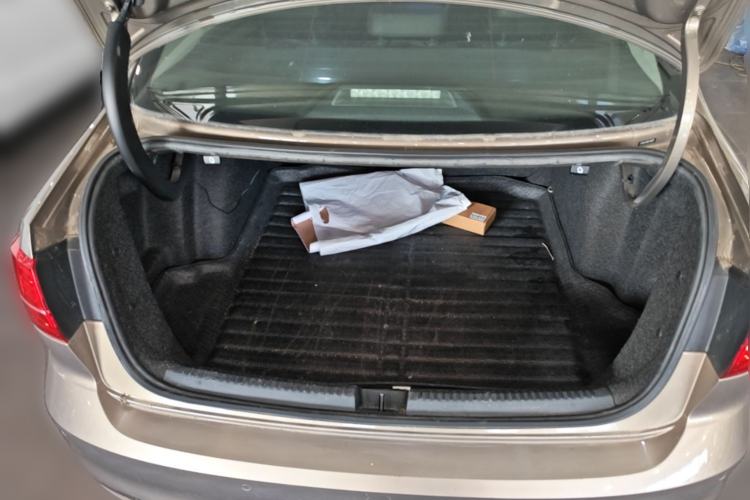 Used Volkswagen Sagitar 2015 1.6L Automatic Fashion Model Trunk