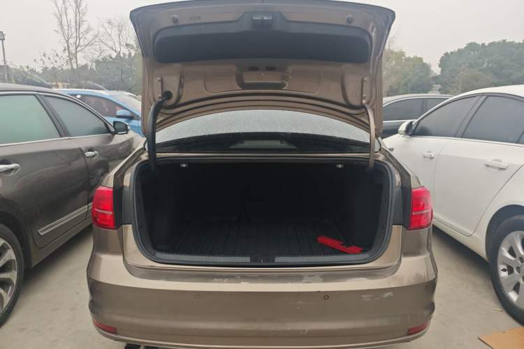 Used Volkswagen Sagitar 2015 230TSI Automatic Comfort Version Trunk