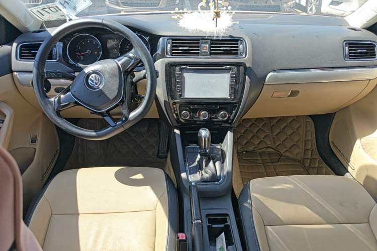 Used Volkswagen Sagitar 2015 1.6L Automatic Comfort Model Center Console