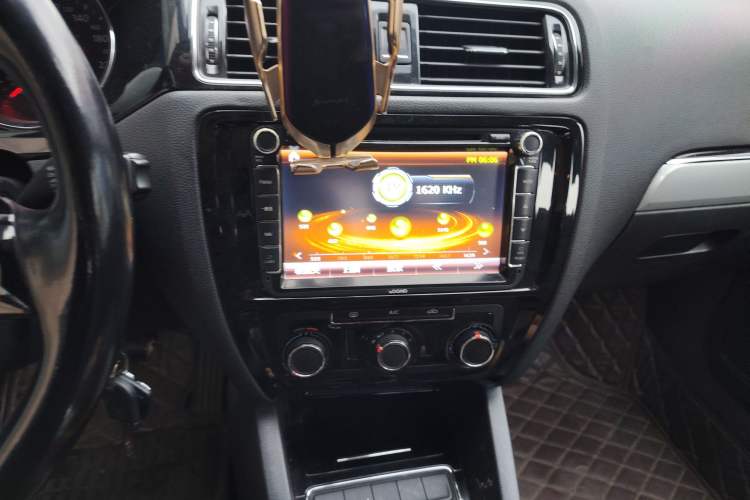 Used Volkswagen Sagitar 2015 1.6L Manual Comfort Model Audio And AC Panel