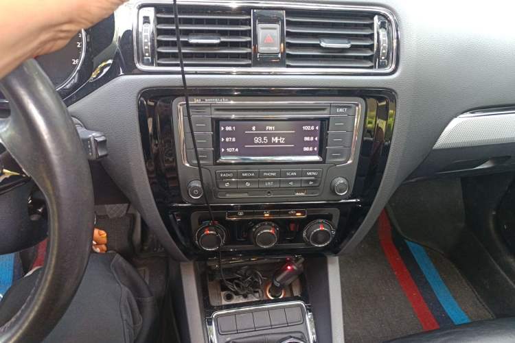 Used Volkswagen Sagitar 2015 1.6L Manual Comfort Model Audio And AC Panel