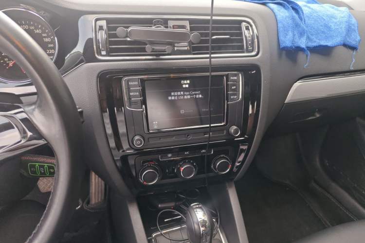 Used Volkswagen Sagitar 2015 230TSI Automatic Comfort Version Audio And AC Panel