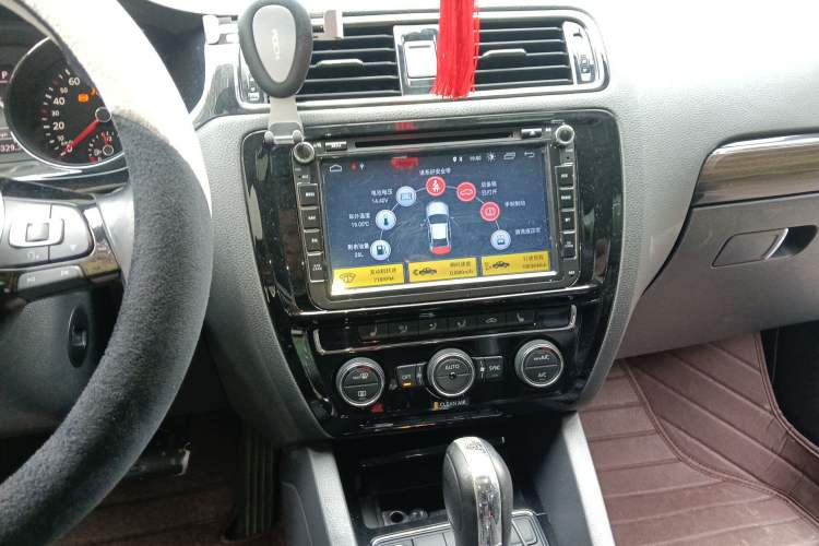 Used Volkswagen Sagitar 2015 230TSI Automatic Luxury Model Audio And AC Panel