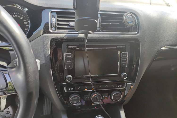 Used Volkswagen Sagitar 2015 230TSI Automatic Luxury Model Audio And AC Panel