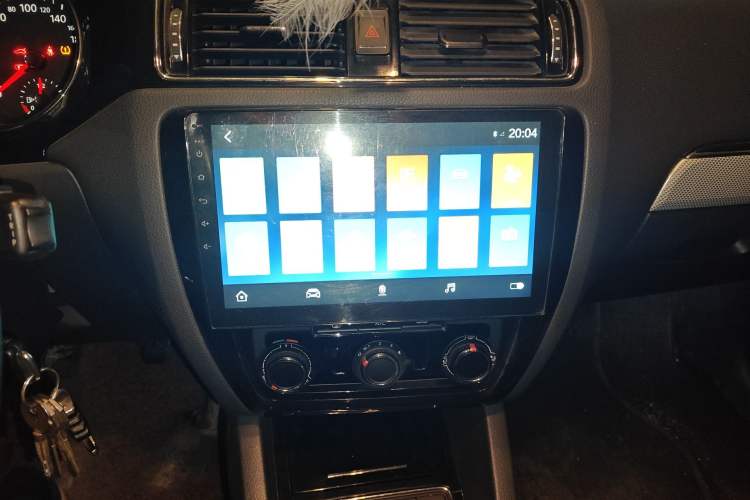 Used Volkswagen Sagitar 2015 230TSI Manual Comfort Version Audio And AC Panel