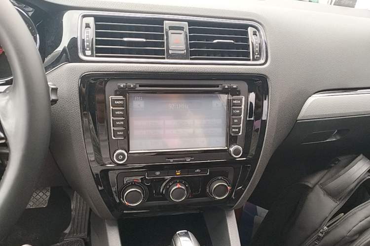 Used Volkswagen Sagitar 2015 1.6L Automatic Comfort Model Audio And AC Panel
