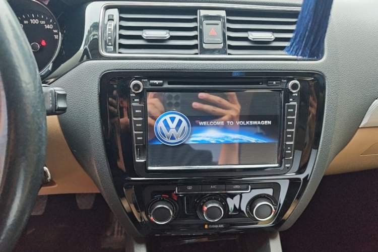 Used Volkswagen Sagitar 2015 1.6L Manual Comfort Model Audio And AC Panel