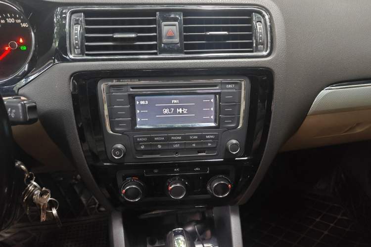 Used Volkswagen Sagitar 2015 1.6L Automatic Comfort Model Audio And AC Panel