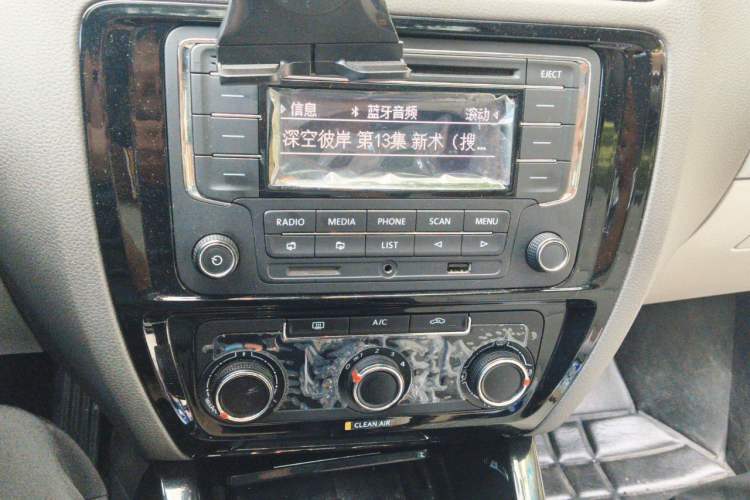 Used Volkswagen Sagitar 2015 1.6L Manual Comfort Model Audio And AC Panel