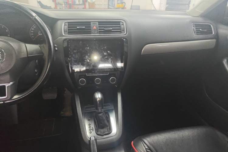 Used Volkswagen Sagitar 2015 1.6L Automatic Comfort Model Audio And AC Panel