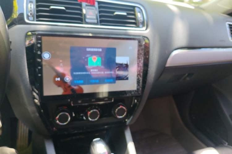 Used Volkswagen Sagitar 2015 1.6L Automatic Comfort Model Audio And AC Panel