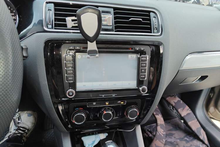 Used Volkswagen Sagitar 2015 1.6L Automatic Comfort Model Audio And AC Panel