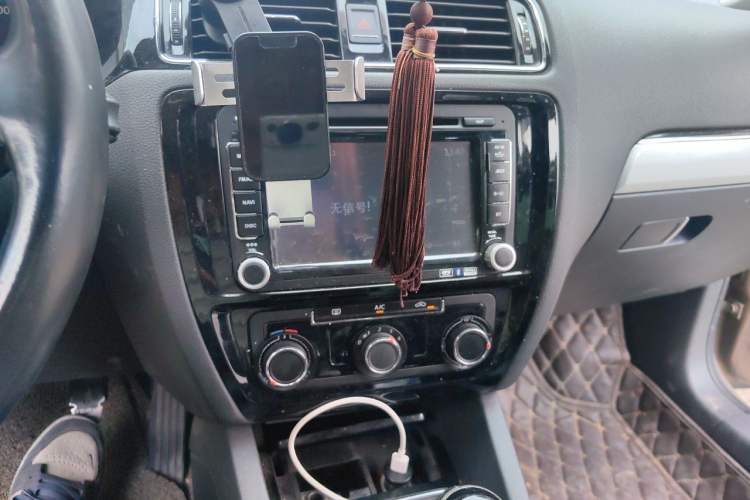 Used Volkswagen Sagitar 2015 1.6L Manual Comfort Model Audio And AC Panel