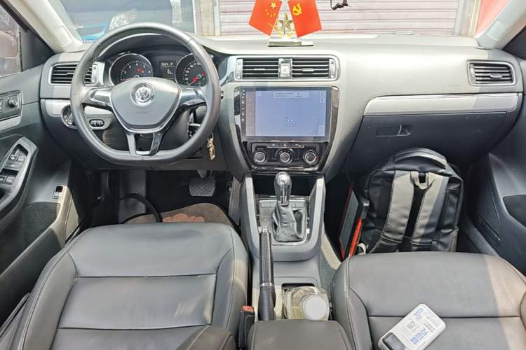 Used Volkswagen Sagitar 2015 230TSI Automatic Comfort Version Center Console