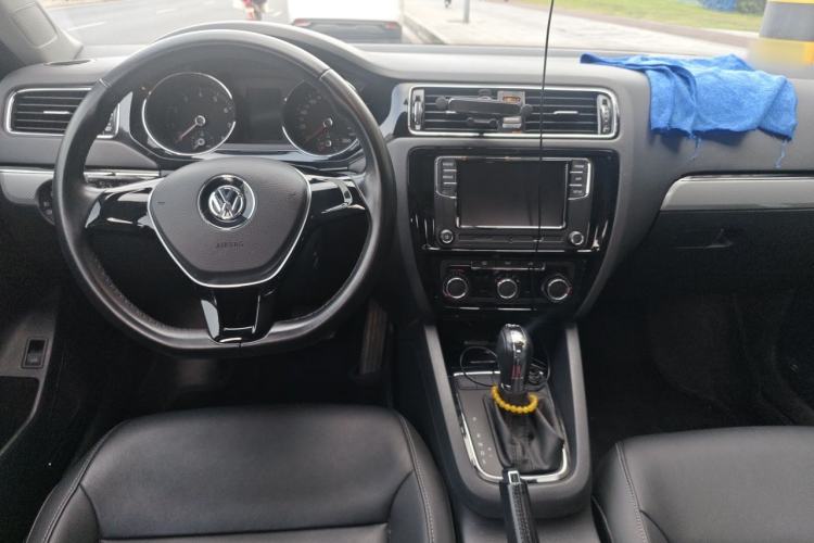 Used Volkswagen Sagitar 2015 230TSI Automatic Comfort Version Center Console